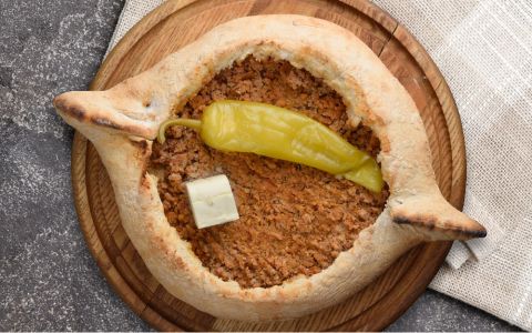 Хачапури по-аджарски с мясом Хачапури по-аджарски с мясом
