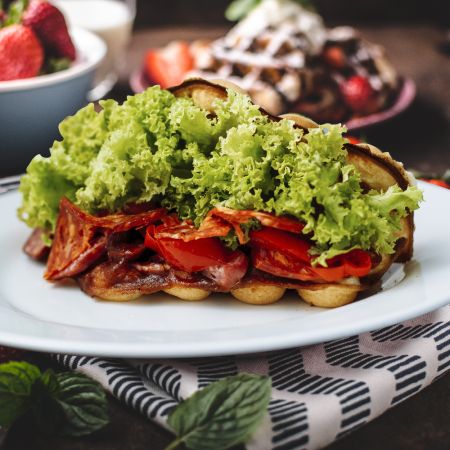 Bubble waffle с охотничьими колбасками и пепперони Bubble waffle с охотничьими колбасками и пепперони