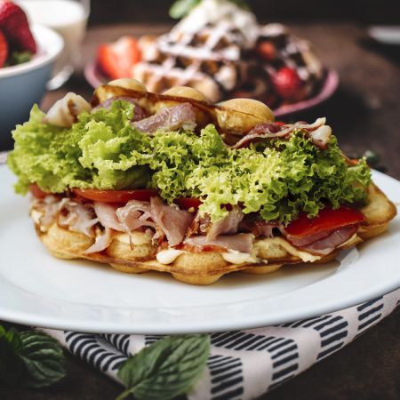 Bubble waffle с ветчиной, грудинкой и беконом Bubble waffle с ветчиной, грудинкой и беконом