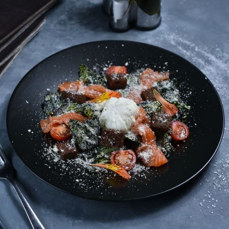 Цезарь с лососем и соусом с чернилами каракатицы Цезарь с лососем и соусом с чернилами каракатицы