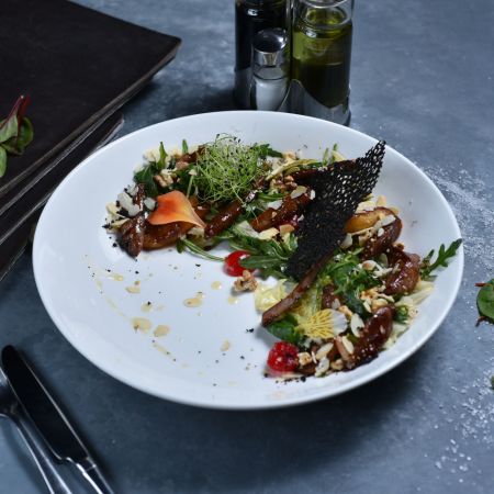 Микс салатов с уткой и карамелизированными яблоками Микс салатов с уткой и карамелизированными яблоками