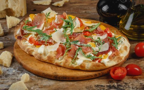 Пинца с хамоном и персиком Пинца с хамоном и персиком