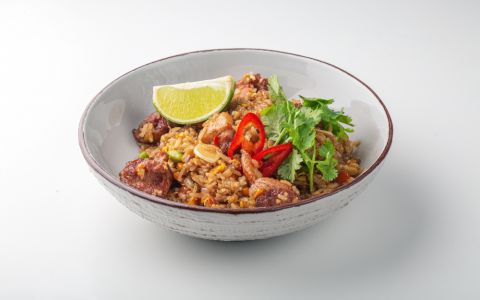 Смажений тайский рис з куркою