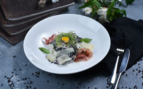 Черная паста карбонара Черная паста карбонара