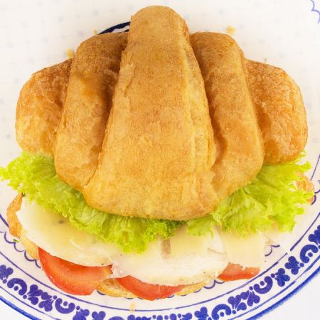 Круасан цезар з беконом (265г) Круасан цезар з беконом (265г)